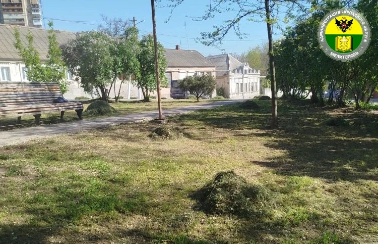 В Мелитополе привели в порядок сквер на улице Кирова  Сотрудники МКУ «Благоустройство» собрали скоше
