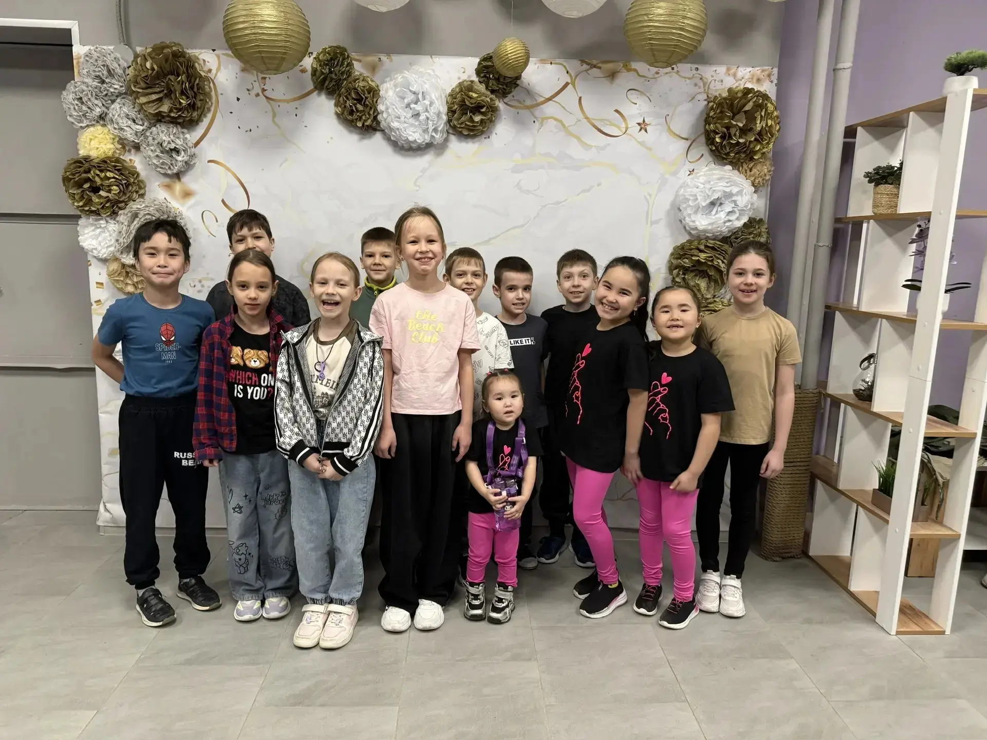 Обучающиеся  2 «Б» класса (вместе с родителями ) посетили  —  клуб лазерного боя «Лазертаг» . Обычны