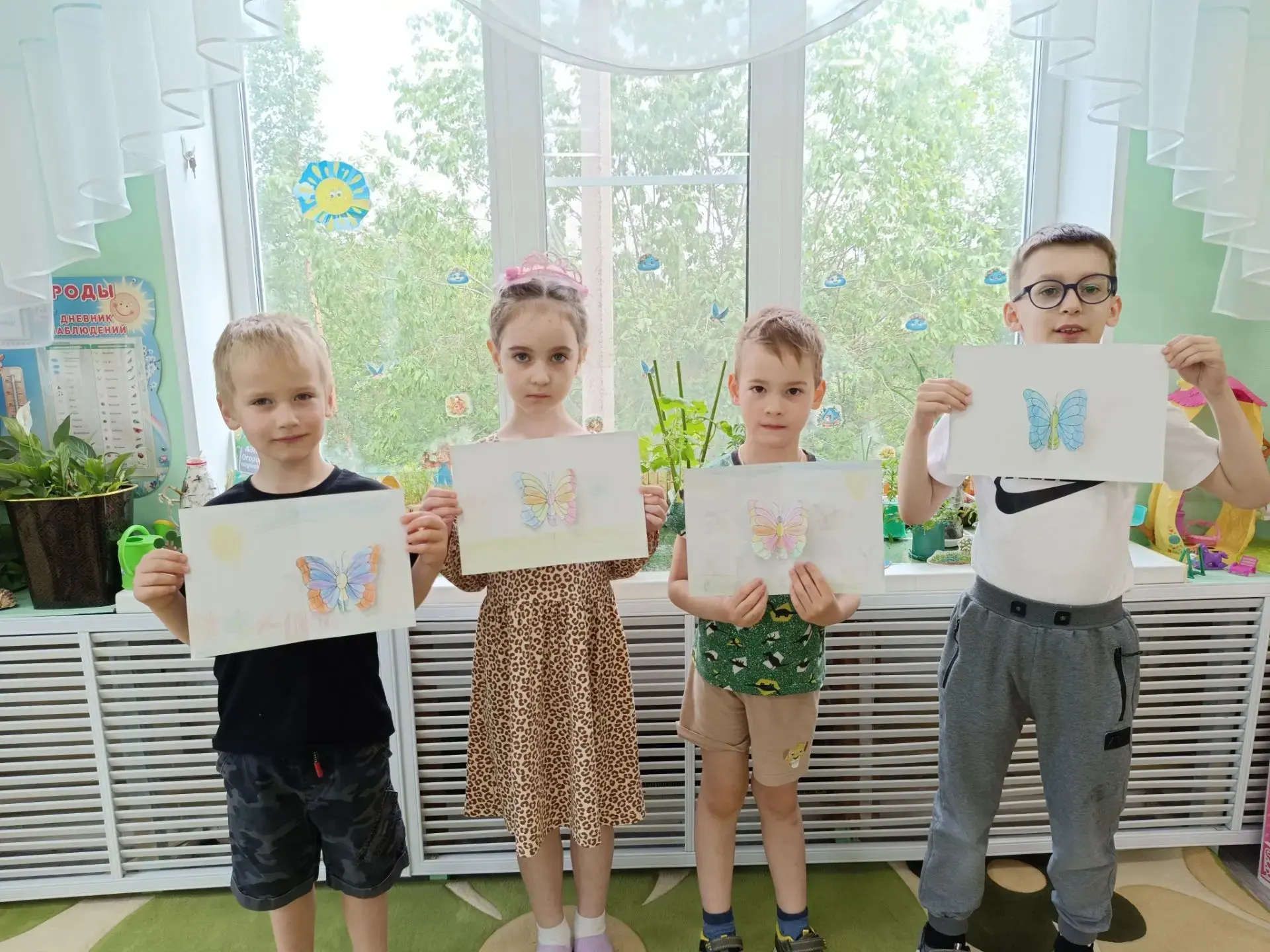 Бабочки — божественно красивы!
Красотой они подстать  Цветам!
Крылышек узоры — переливы 
Нас уносят 