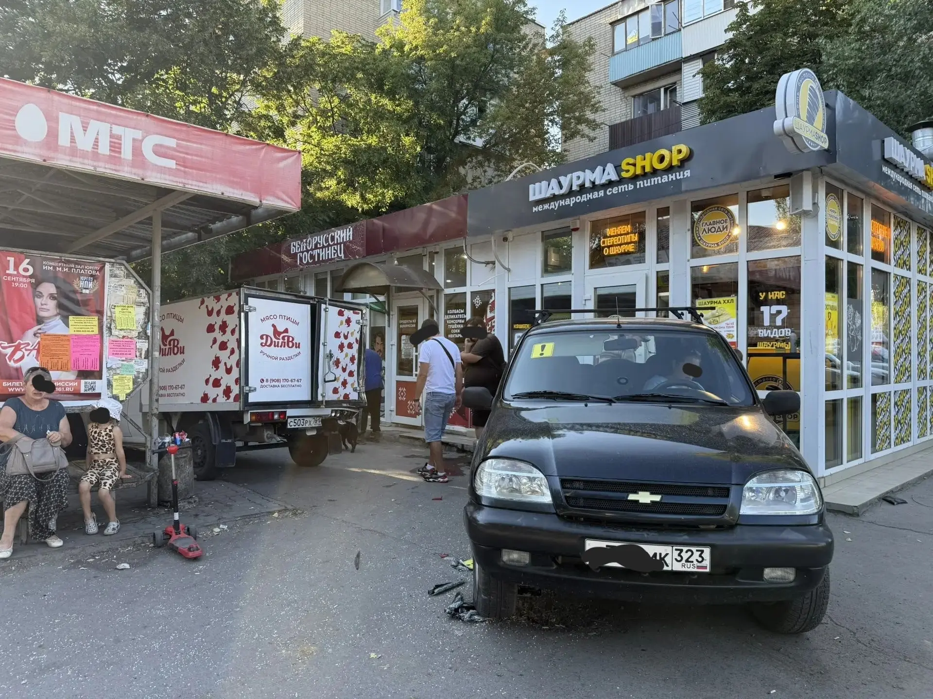 В Новочеркасске Lada Niva въехала в киоск с шаурмой, задев припаркованный фургон