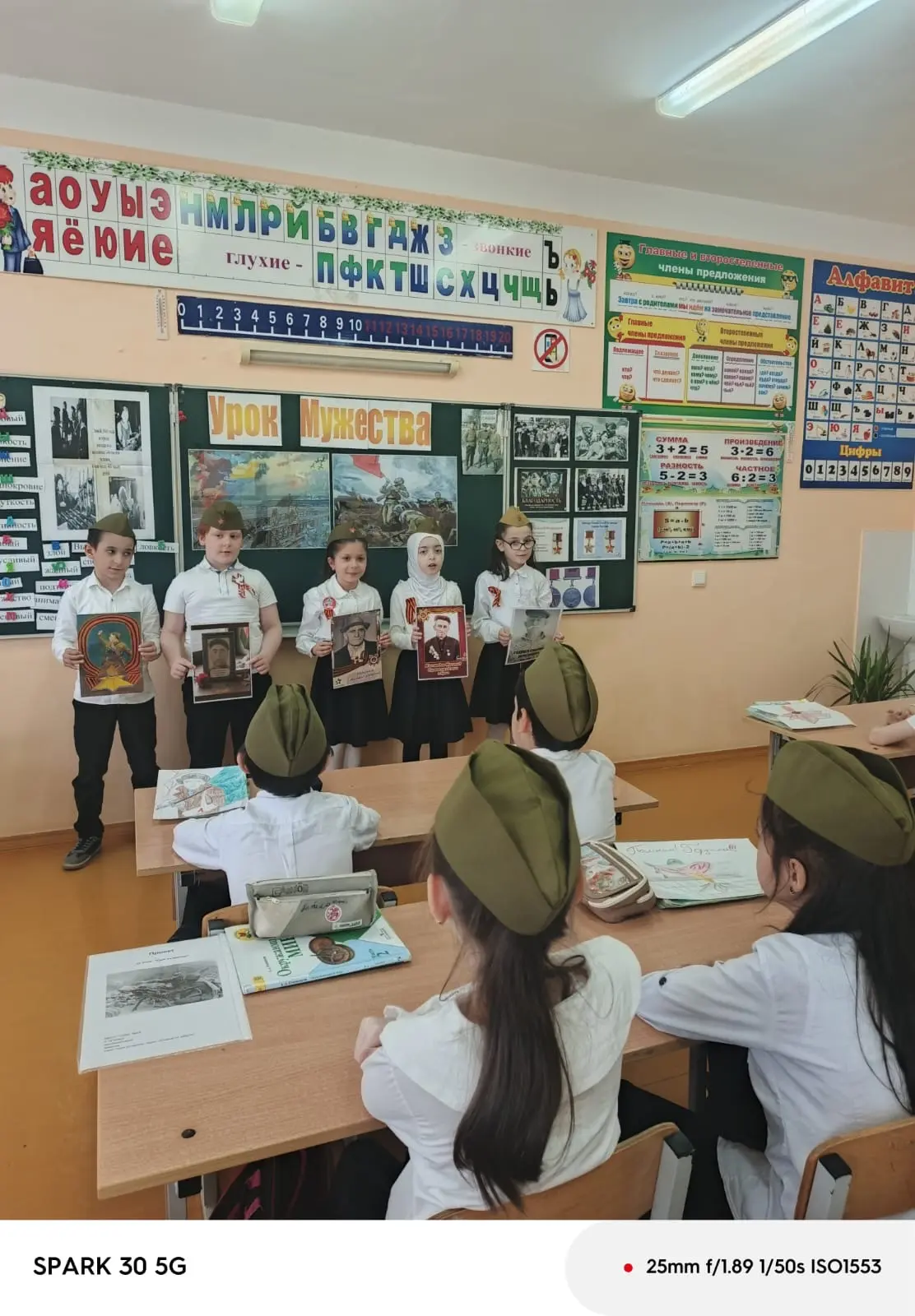 7 мая во 2 «Д» классе прошел урок мужества на тему: "Никто не забыт, ничто не забыто". Ребята с боль