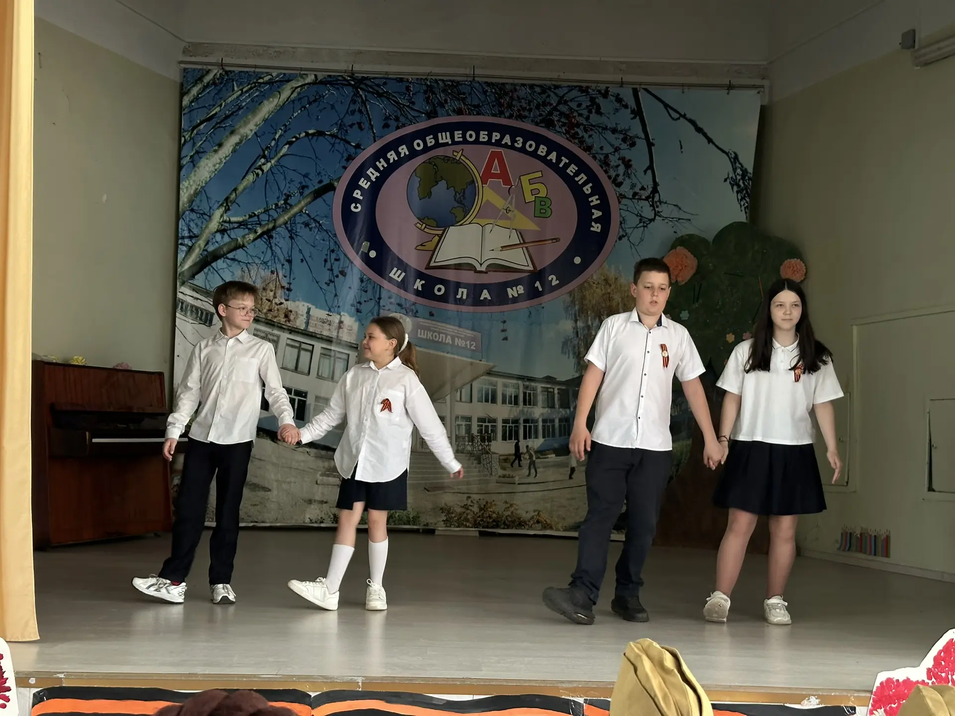 🎭 Связь поколений: школьный театр поздравил ветеранов и учеников с наступающим Днём Победы.  В предд