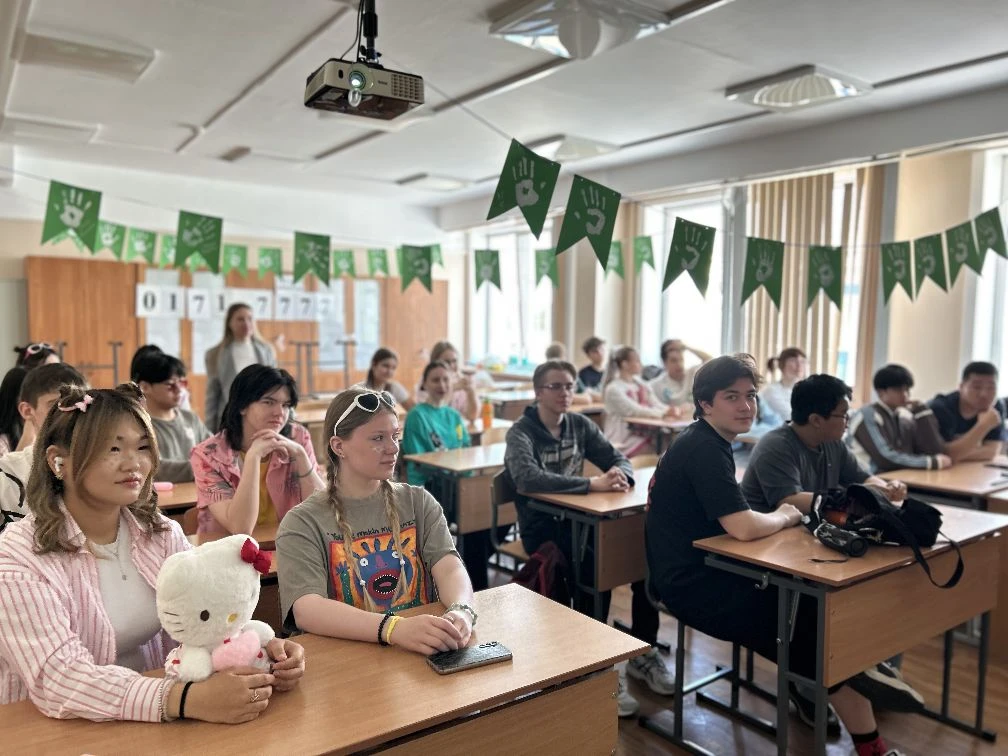 🎈 Детство вновь заглянуло в гимназию!  По доброй традиции в гимназии для выпускников прошёл День дет
