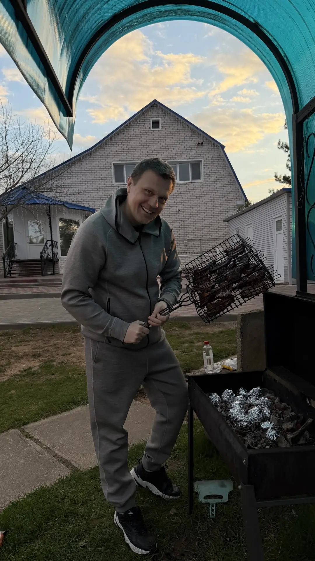 С прошедшим Первомаем! 🛠️🔥

Отрывались эти выходные как положено: уехали в деревню подальше от Мос