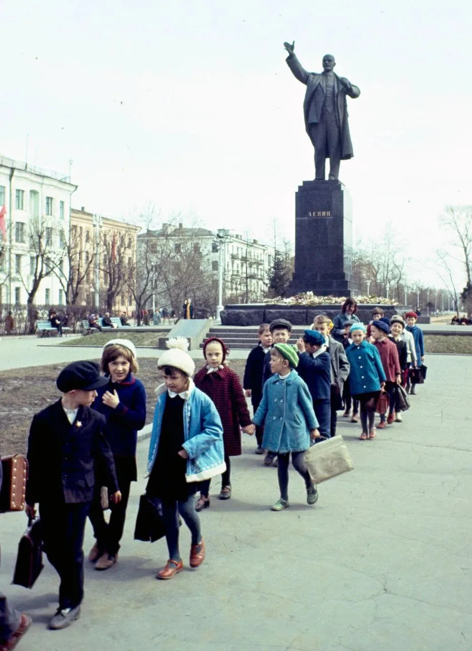 Школьники идут по улице где-то в Иркутске, 1969