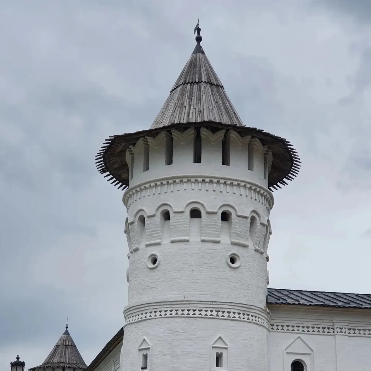 Белокаменная башня Тобольского кремля особенно величественно смотрится на фоне пасмурного неба 🤍
