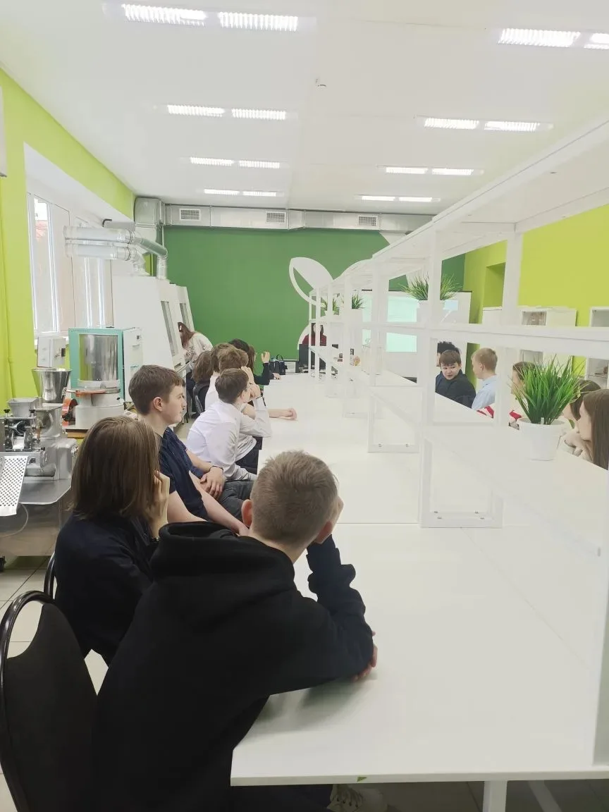 🌾 Биотехнологии рулят: 8Б класс провёл учебный день в роли студентов — и даже ходить далеко не пришл