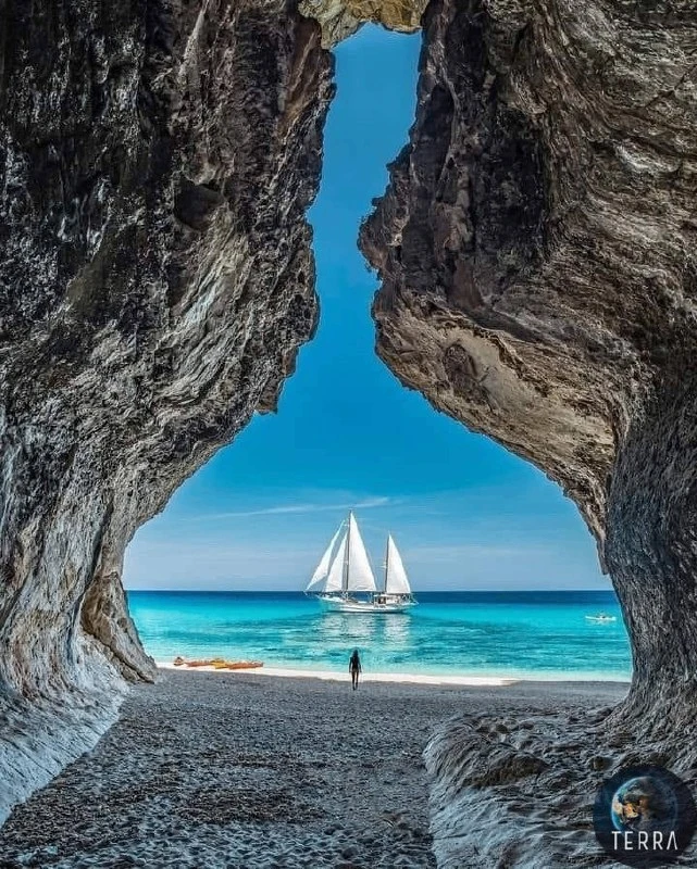 🌊 Перед вами пляж Кала-Луна. 
Сардиния, Италия🇮🇹

🏝️ Это сказочный пляж в заливе Орозей на восто