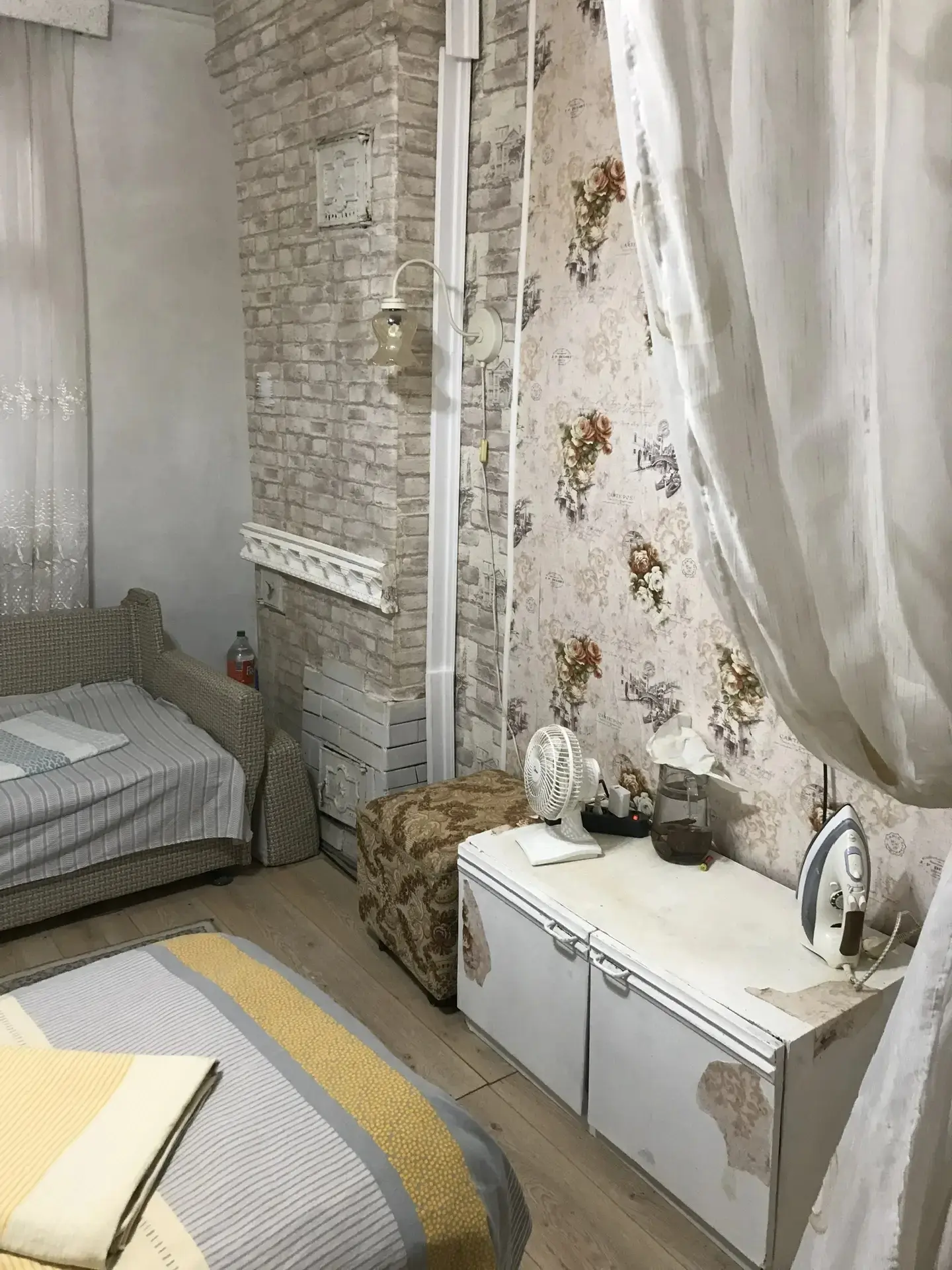 #ГУДАУТА   Сдается в частном 2-этажном доме два 2-комнатных номера ( четыре спальных места ). Кухня 
