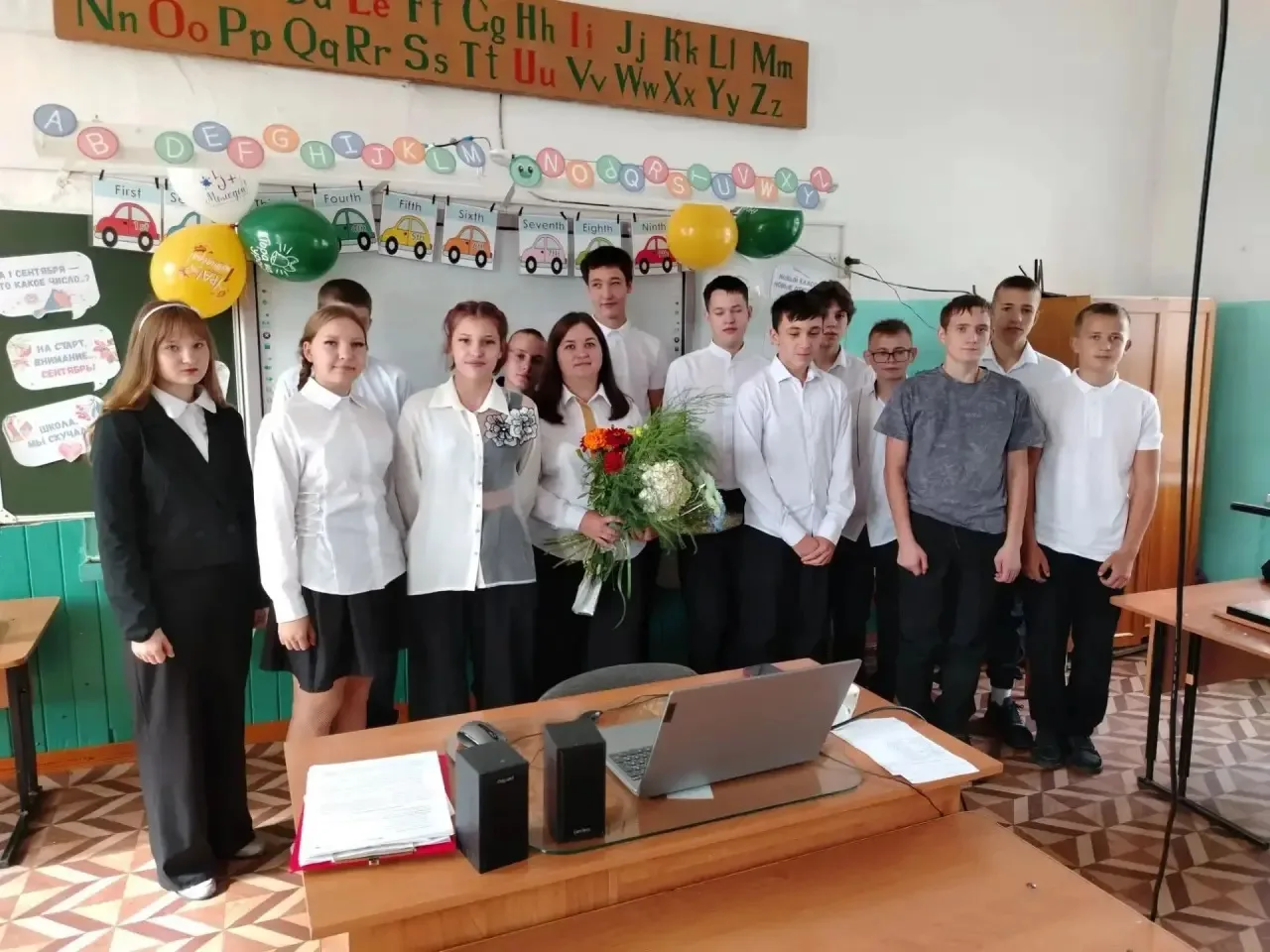 Уважаемая Екатерина Олеговна! Поздравляем с Днём учителя!