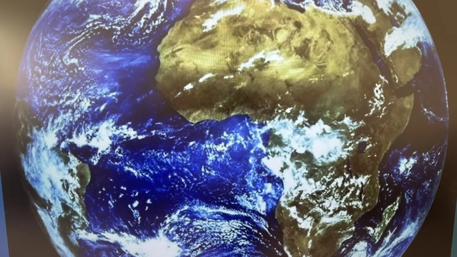 🌏Как прошел День Земли во 2 «Б»🌏 Сегодня мы сделали необычную поделку — «Цветок-напоминалку». У него