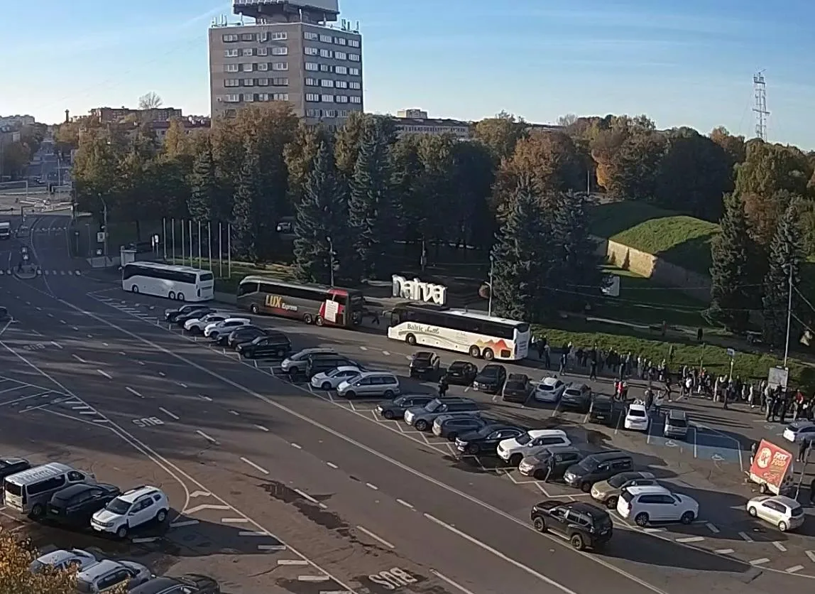 Камера - очередь из Нарвы (Эстония) в Россию https://balticlivecam.com/ru/cameras/eston...