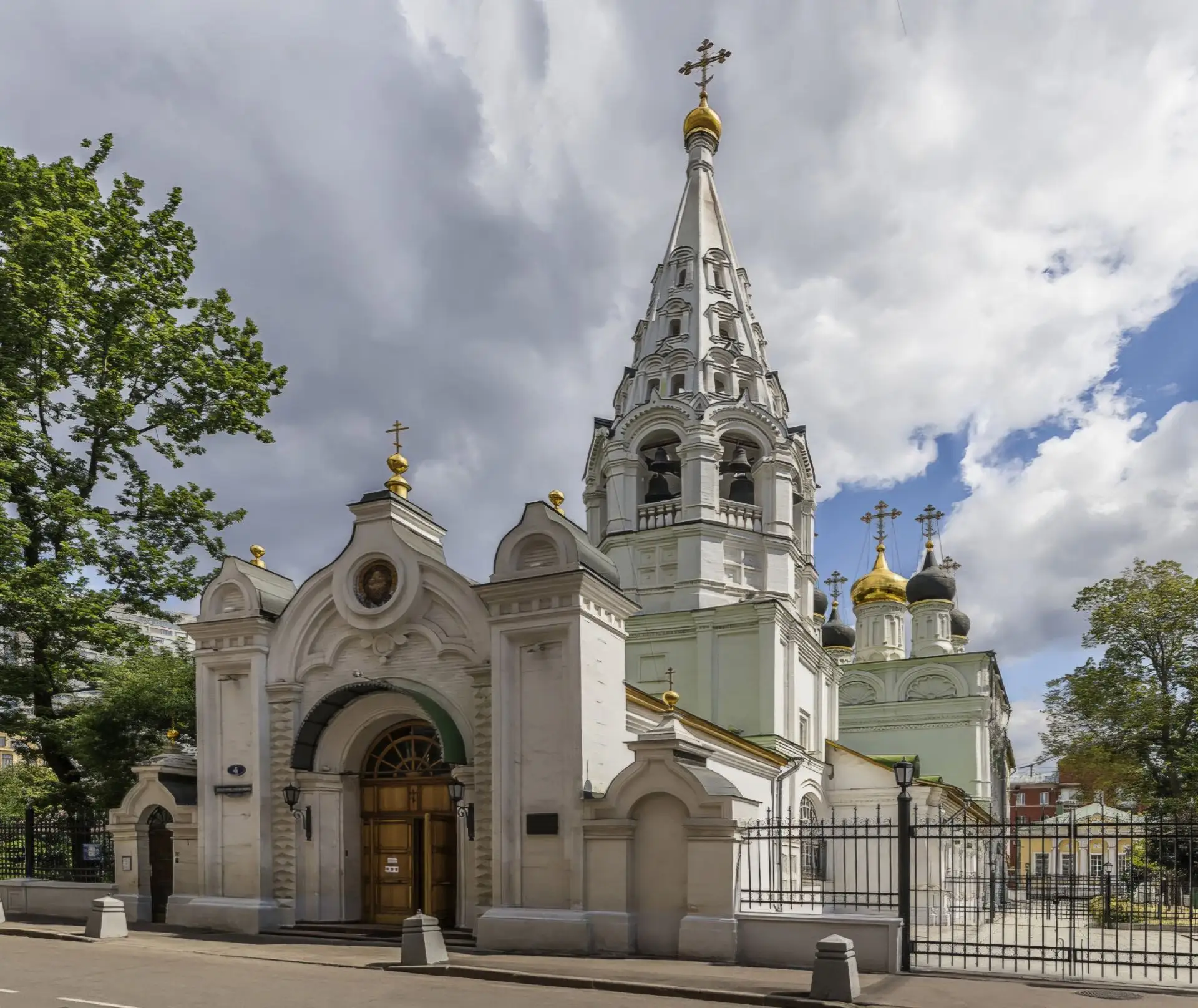 Требуется ПРОДАВЕЦ