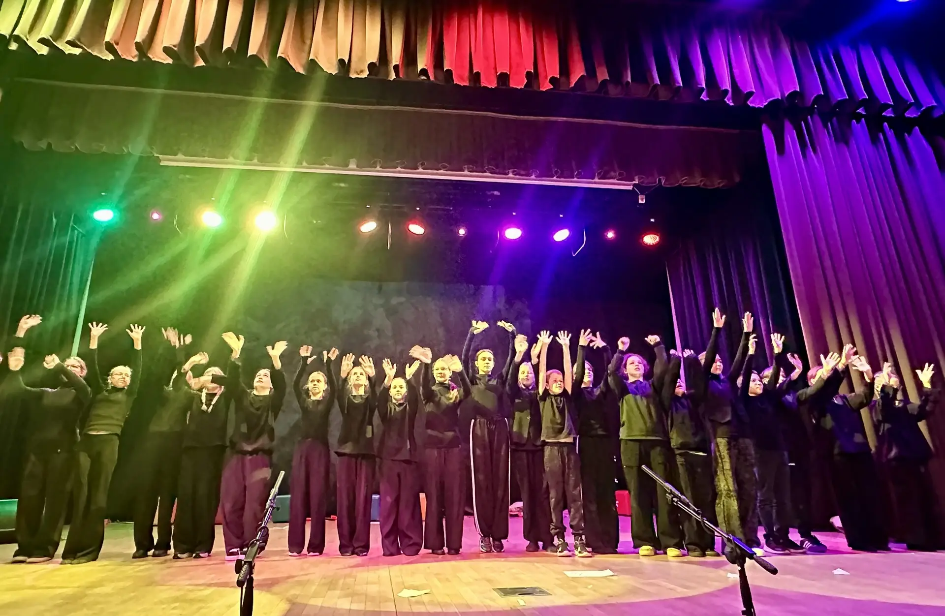 НОВОСТИ🆕  🎭На прошлой неделе группа 5-6 классов театральной студии «Зазеркалье» показала спектакль «