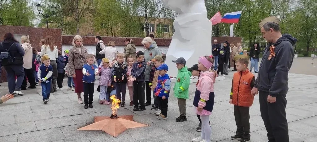 Цветы памяти: дошколята почтили подвиг героев   Накануне Дня Победы  состоялись тематические занятия