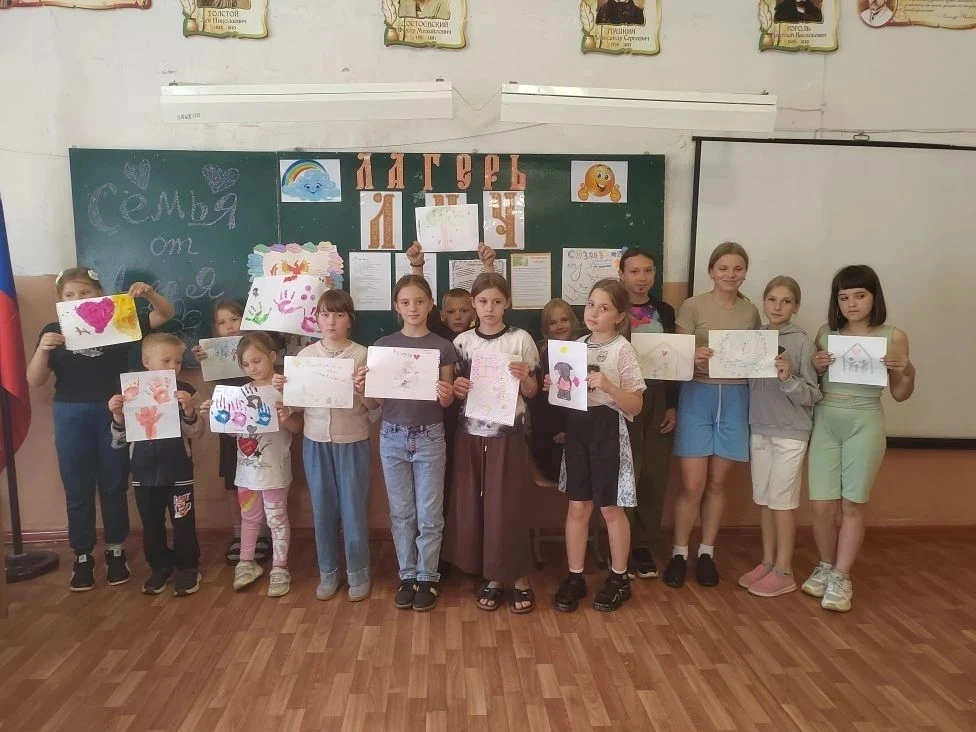 Сегодня, 4 июня, в лагере прошёл тематический день "Семья от А до Я".Дети узнали о прои...
