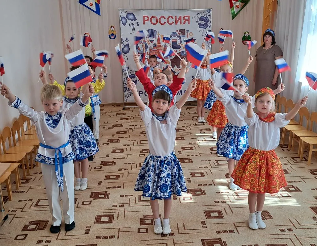 Музыкальный праздник «Мы дети твои, Россия!»

В музыкальном зале состоялся музыкальный праздник. Дет
