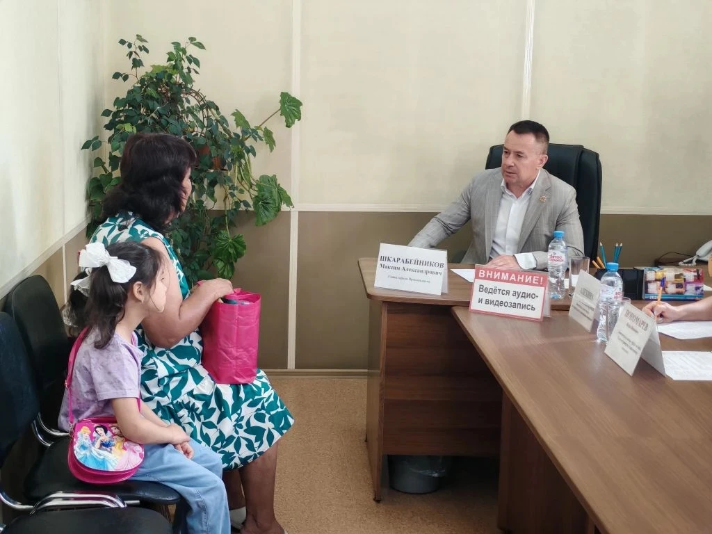 Дважды в месяц провожу личные приёмы граждан. Сегодня ко мне обратились 10 прокопчан.

Основные темы