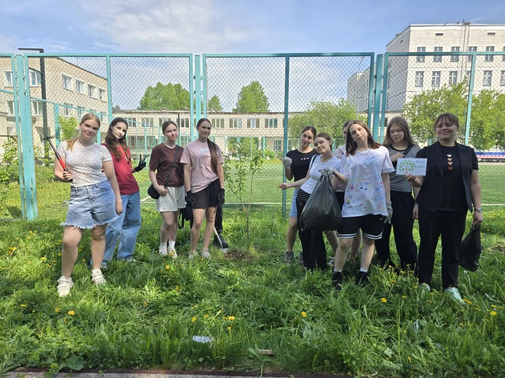 Обучающиеся 5 -11 классов вышли на подготовку территории школы к Последнему звонку.
