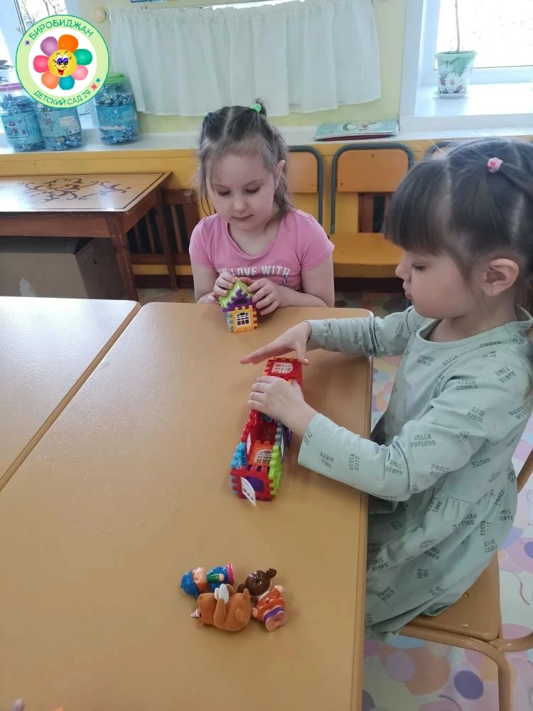 Играем в настольные игры✨

Дети средней группы №12 очень любят играть в настольно-печатные игры. 🎲 