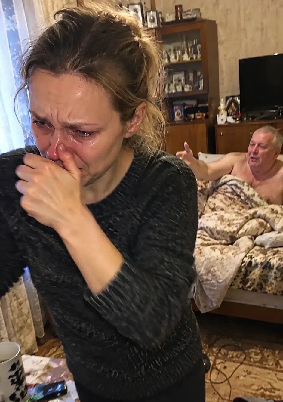 5 лет я ухаживала за лежачим отчимом, а он подарил квартиру сиделке. Когда перед уходом...