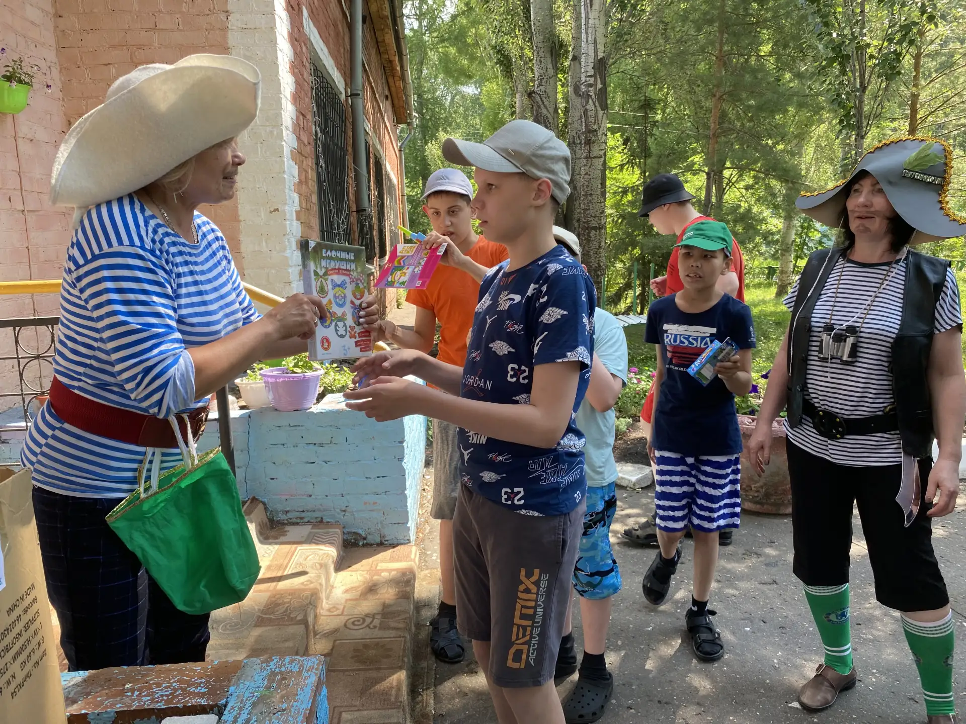 Ура! Мы нашли затонувшие сокровища!🤗🥳
Карта с крестиком, загадочные подсказки и целая команда юных