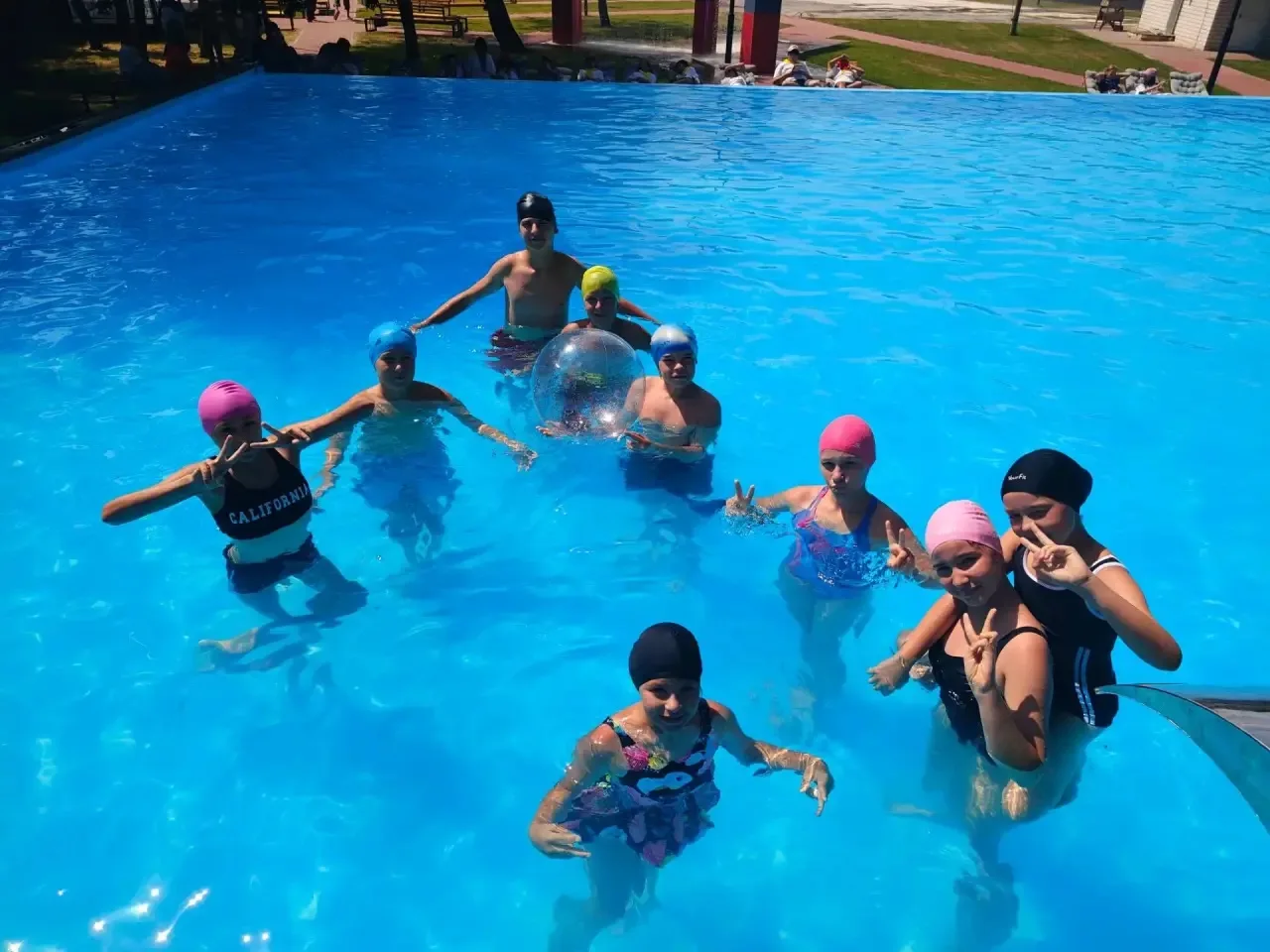 🏊‍♀️ Бассейн — время освежиться!