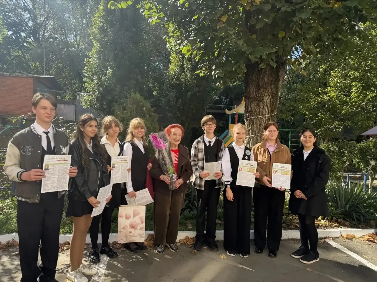 Сегодня, 5 октября, в День учителя, 💐 ученики 7 «Б» класса со своим классным руководит...