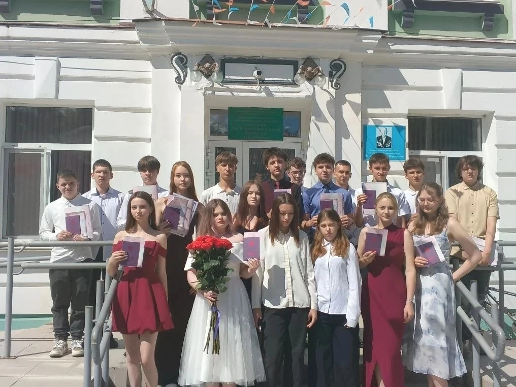С окончанием основной школы, дорогие девятиклассники! 
 
 Впереди — новые возможности! 🚀 
 
📖 Выпу