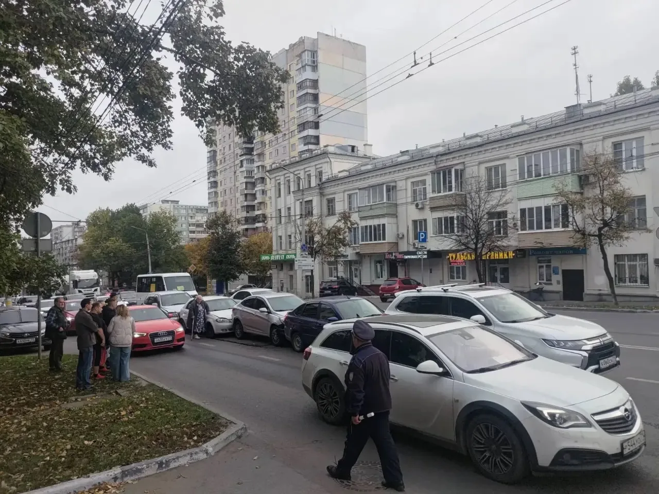 Паровозик из 5 автомобилей на Октябрьской
