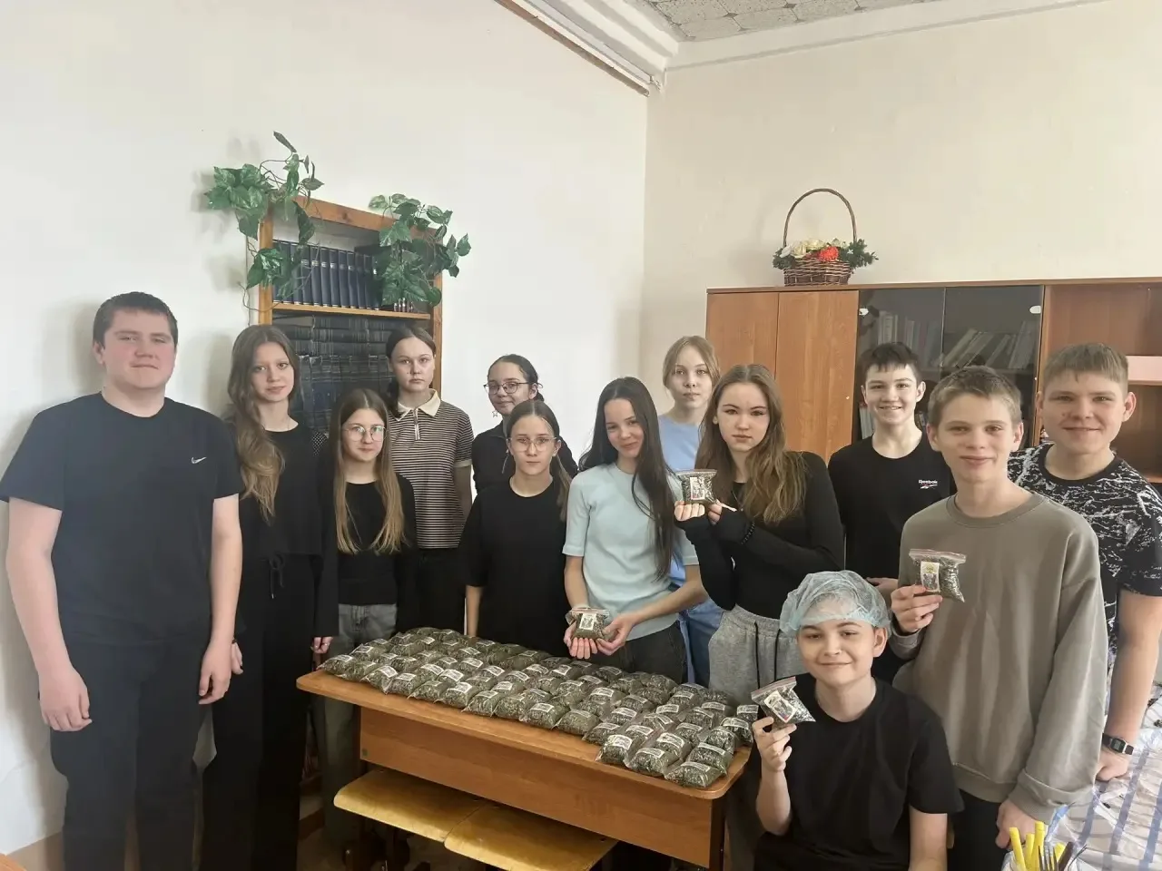 В дни школьных каникул ребята 7 «б» класса продолжают помогать волонтерской группе «Бак...