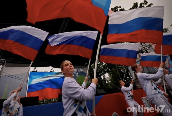 Правительство Ленобласти поздравило жителей региона с Днем государственного флага РФ