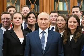 В преддверии Дня знаний Владимир Путин по видеосвязи принял участие в церемонии открыти...