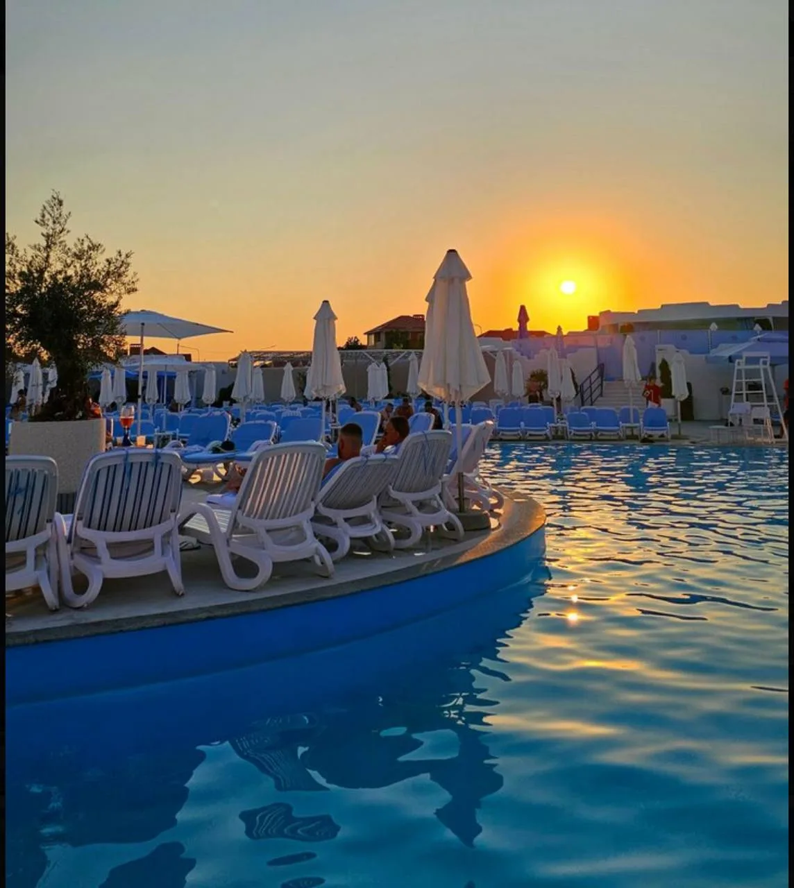 В летнюю резиденцию SANTORINI, ул. 3-ая Трудовая, 1Б, на сезонную работу требуются: