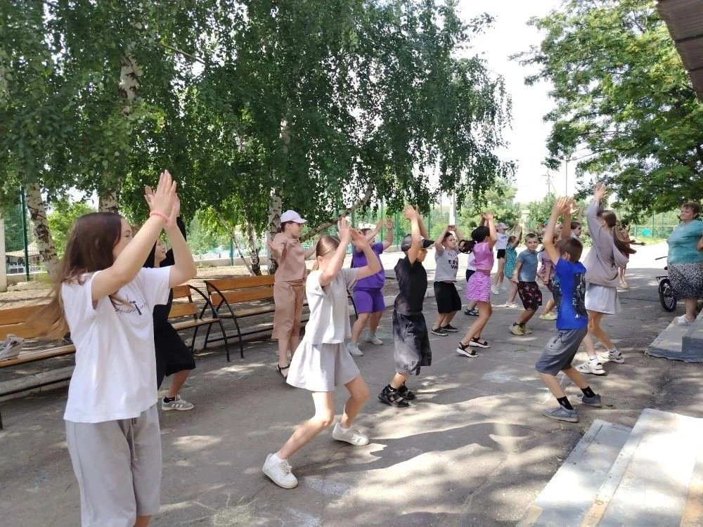 День в пришкольном лагере стартовал с общелагерной линейки, после которой ребята приняли участие в у