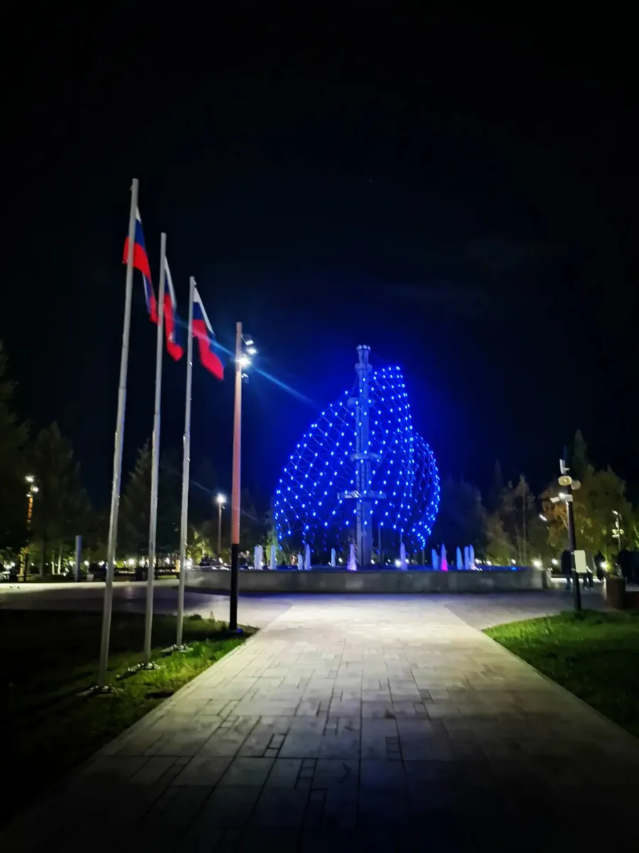 Огни города и северное небо — идеальное сочетание 💫