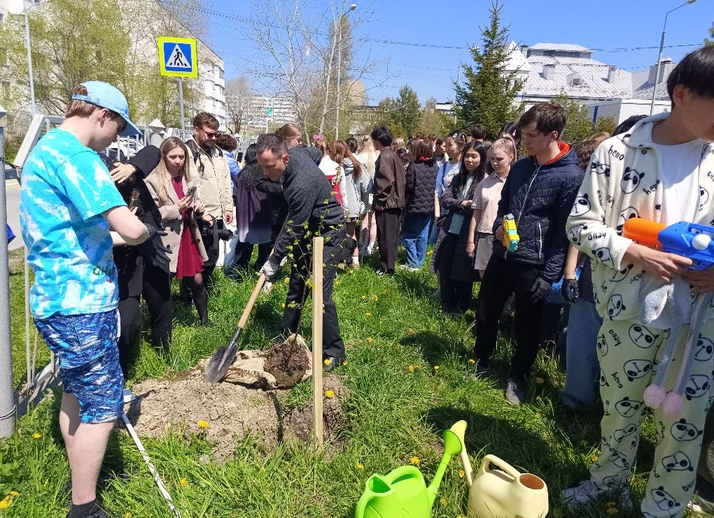 🌳 Живая традиция: аллея выпускников!   Каждый год в День детства на школьном дворе нашей гимназии пр