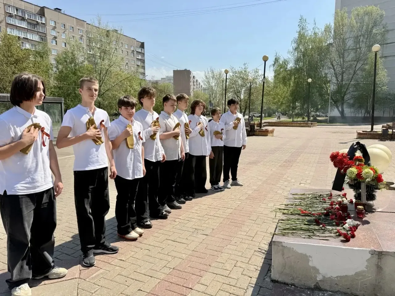 🕯️ Вахта Памяти продолжается 🇷🇺 У Памятника вертолетчикам 🎖️🚁(ул. Воинов-Интернационалистов, д. 10) 