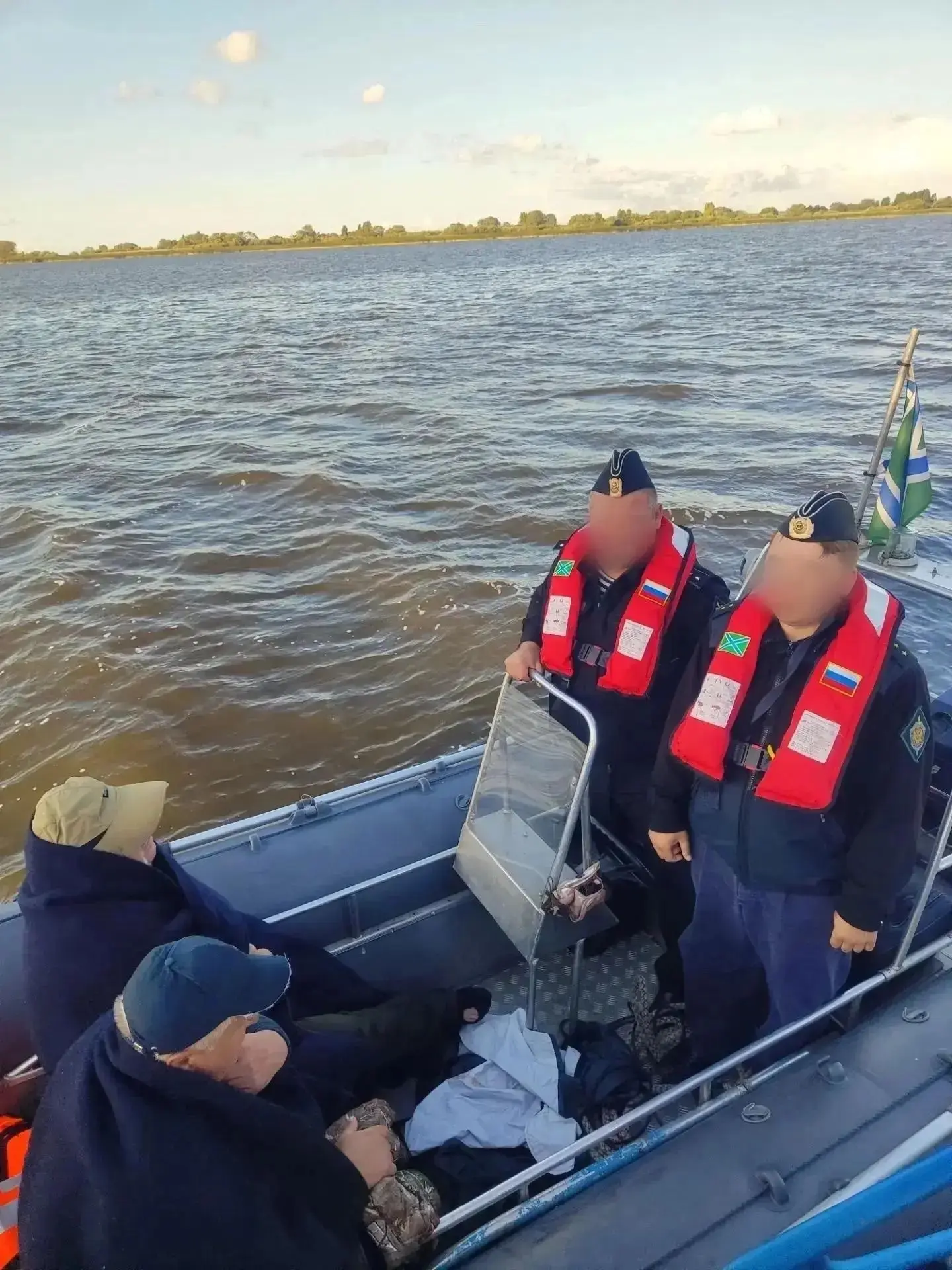 🛟 Псковские пограничники спасли двух рыбаков, перевернувшихся на лодке