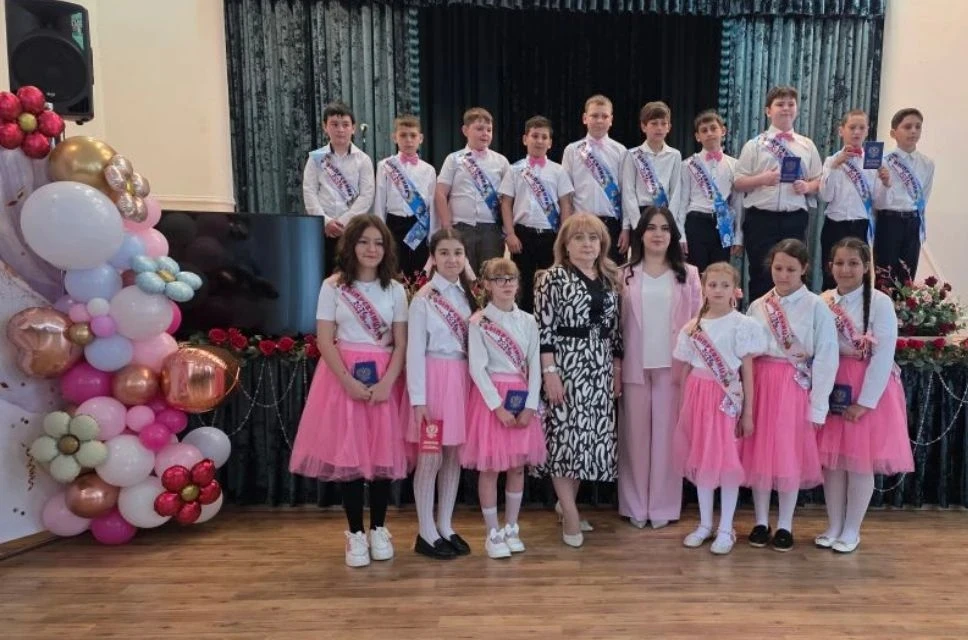 В 4 "А" классе   МКОУ "СОШ 10" прошла торжественная линейка, посвященная окончанию нача...