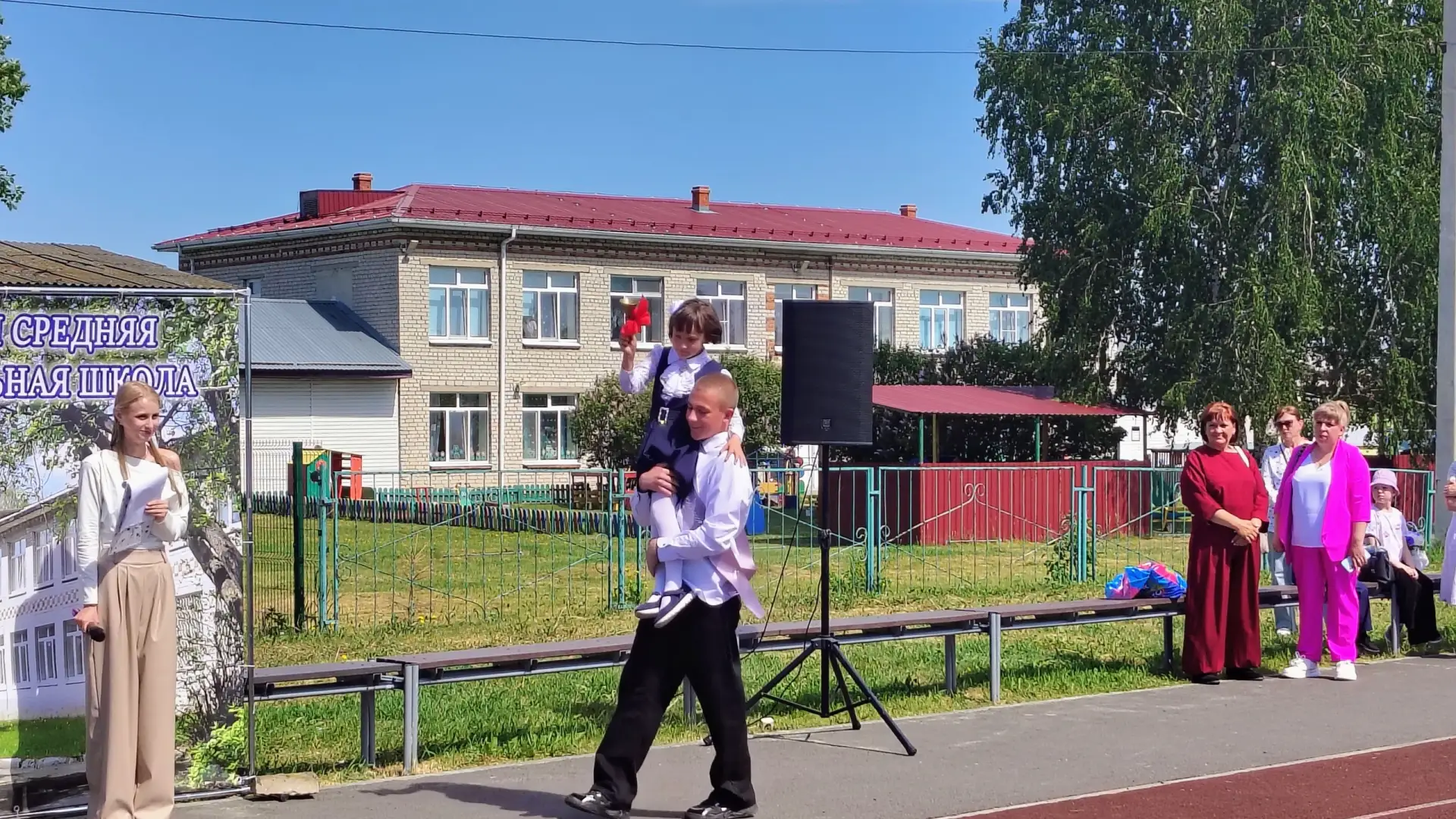 🔔26 мая в стенах нашей школы прозвучал прощальный аккорд детства. Выпускники 9а, 9б и 11 классов сд