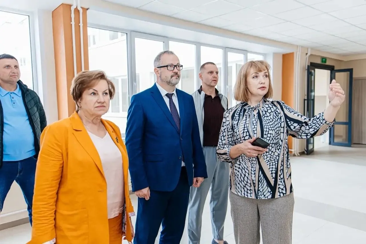 Продолжаем рассказывать о капремонте липецких школ 🛠

Руководители города и департамента образовани