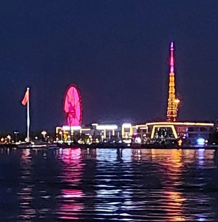 Почему бы и наш флаг не подсветить в вечернее время?