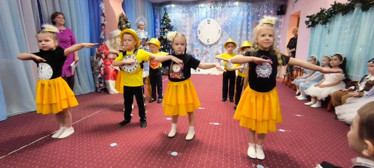 🎉Новогодний утренник  в старшей группе "Рябинка".
Под задорную новогоднюю песенку нарядные дети заш