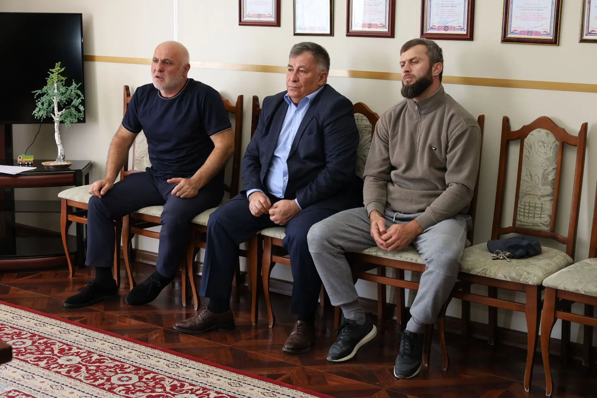 Сегодня глава района Зураб Куччаев провёл рабочую встречу с работниками администрации с...