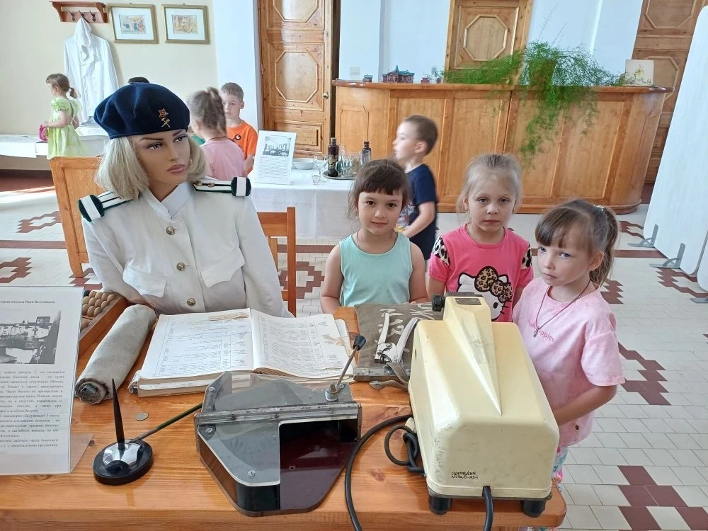 Сегодня воспитанники старшей и подготовительной к школе групп  посетили музей, расположенный в помещ