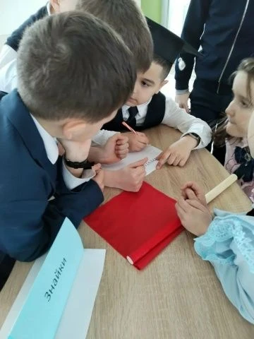 КВН по математике между учениками 2А и 2В классов прошёл в актовом зале лицея! Ребята активно участв