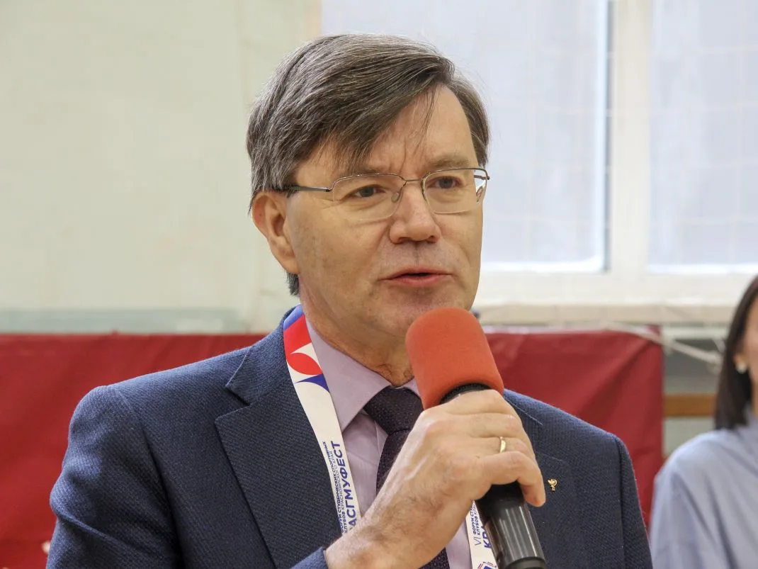 Энергия, эмоции и битва болельщиков — так стартовал «КРАСГМУФЕСТ-2026» 💫  В течение двух дней 12 ком