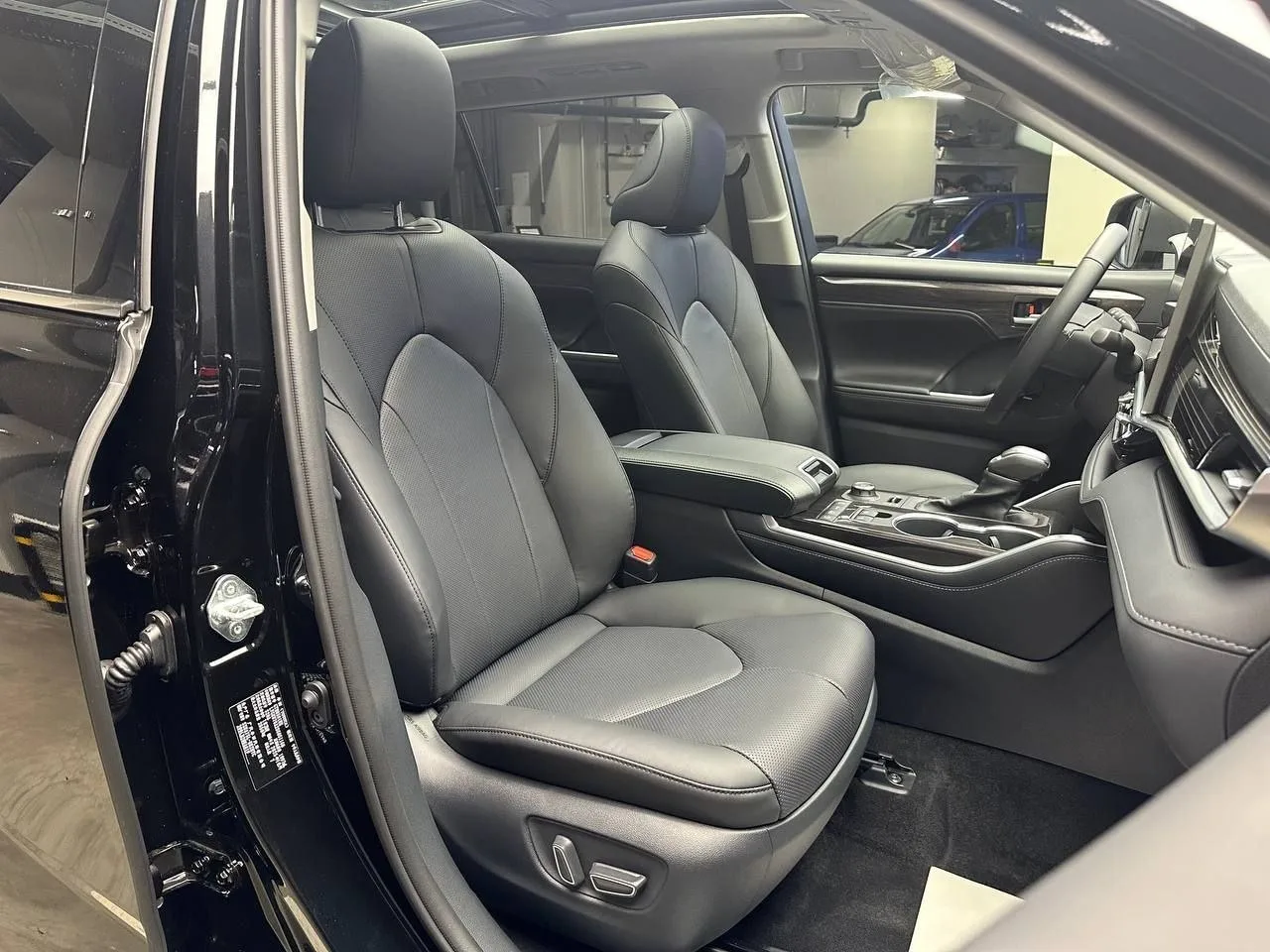 АКЦИЯ Toyota Highlander со скидкой 400.000   Стиль, комфорт и уверенность в каждой поездке Toyota Hi