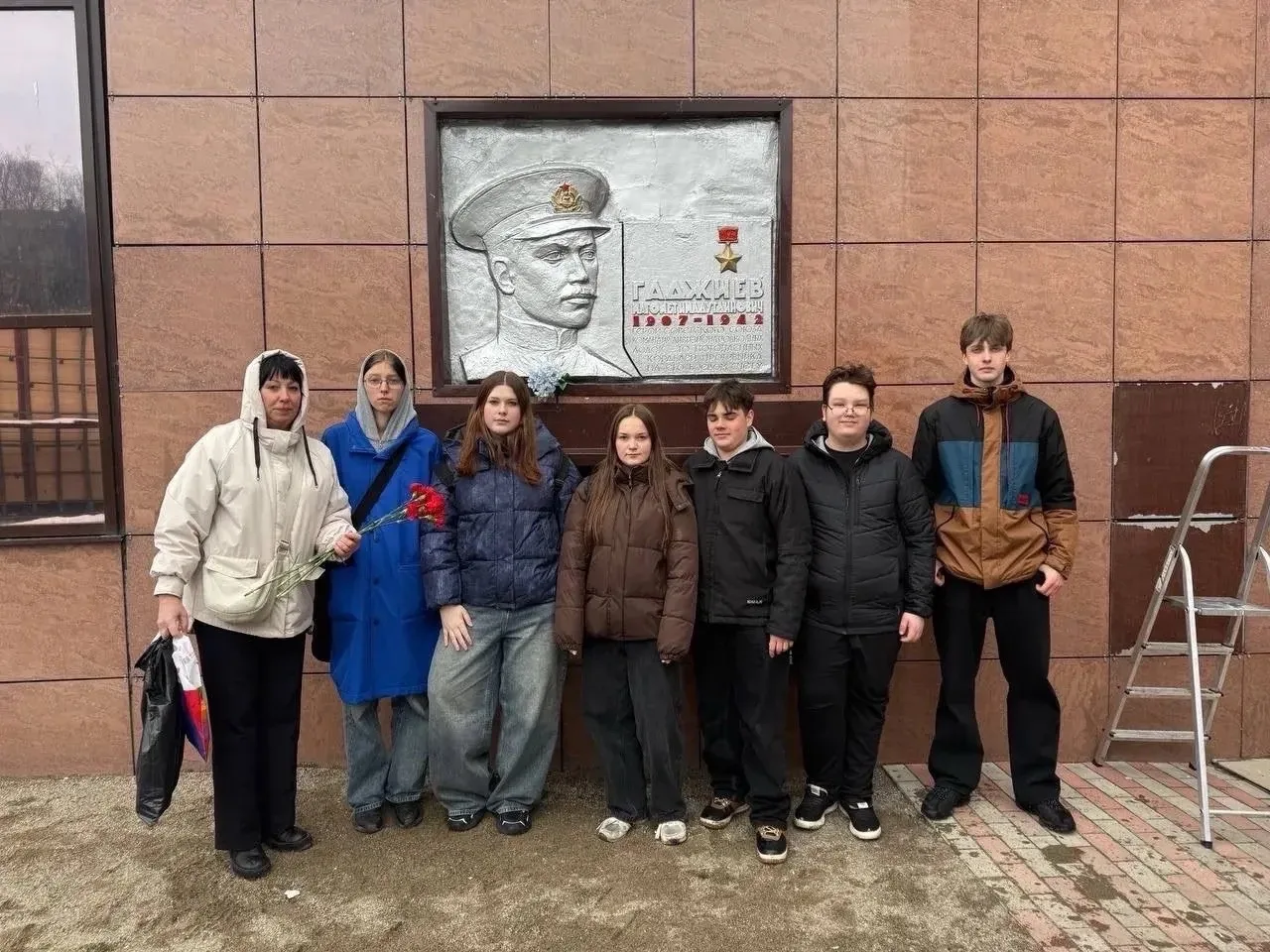 Ученики 9 «Б» класса под руководством классного руководителя Натальи Юрьевны вместе с родителями при